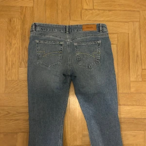 Lågmidjade jeans - Snygga lågmidjade jeans med snyggt mönster på fickorna. För långa på mig som är 165 cm. Lite slitna längst ner då de är för långa men annars i fint skick då de bara är använda enstaka gånger 💞