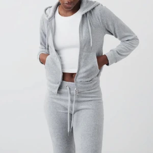 Velour set - grå  - Velour set i grå färg från Ginatricot. Storlek XS. Båda delerna för 250kr 