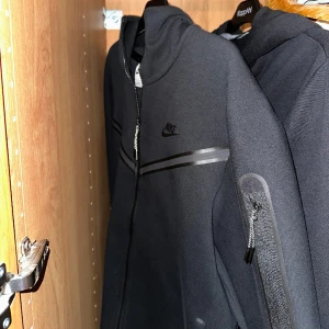 Nike Tech fleece - Nike tech fleece i nyskick inga spår av användning. Orderbekräftelse finns så den är självklart äkta. Storlek l. Nypris 1300 köpte den på nikes hemsida.
