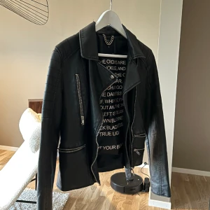 Skinnjacka - Ej äkta skinn. Billigt pris pga slitningar i nacken (kolla tredje bilden) detta är inget jag upplever syns när man har den på sig. Sitter mer som en XS än storlek S.