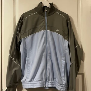 Vintage nike kofta - Blå/grå vintage nike kofta. Väldigt bra skick! Storlek L. Vill ni ha mer info eller fler bilder på koftan är det bara att skriva! 