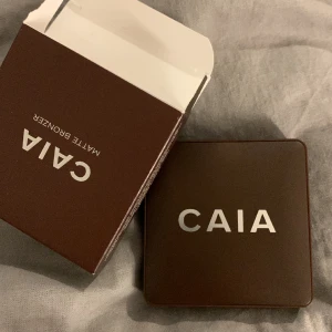 caia bronzer - som man ser på bilden oanvänd har bara svepat några gånger med en borste derför går de inte att skicka tillbaka. färgen tuscany, den passade bara it mej❤️