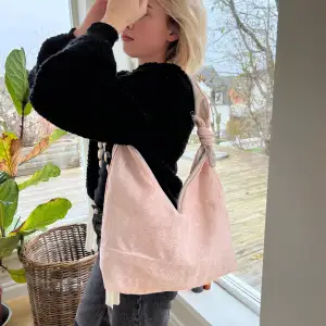 Vår Astrid bag i snyggt rosa vintage tyg. Handsydd som resterande väskor med ett brett och bekvämt axelband. Skicka ett meddelande vid intresse eller köp, vi skickar över hela Sverige, köparen står för frakt💓💓☺️