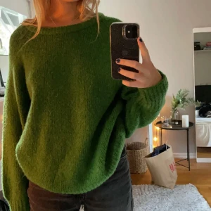 stickad tröja❤️‍🔥 - säljer denna jätte mysiga stickade tröjan från H&M i strl S!❤️ köpt för 400❤️‍🔥
