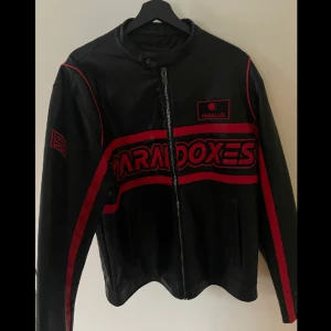 Skinnjacka  - Såååååå snygg oversize skinnjacka. Helt ny! Köpt en till i en annan storlek så säljer denna. Köpt för 600💕 Skriv för fler bilder!💕