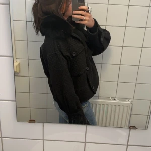 Meotine jacka - Säljer nu min as snygga meotine jacka!😍 den är k väldigt bra shick inte nopprig eller så en knapp till pälsen har ramlat av men det syns inte!. Säljer då jag vill ha en annan färg och mindre storlek ❤️