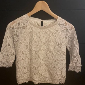 Spetstopp - Finaste trekvartsärmade spets toppen 🥹 Så söt