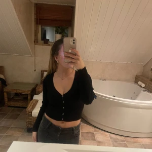 Tröja  - Svart glittrig tröja med söta blommiga knappat💓