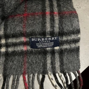 Burberry Halsduk  - Fin Burberry halsduk i gott skick. Den är i 100% Kashmir och är sparsamt använt. Digitalt kvitto från Haiendo finns. Pris går att diskutera vid snabb affär. Hör av dig vid frågor och funderingar!