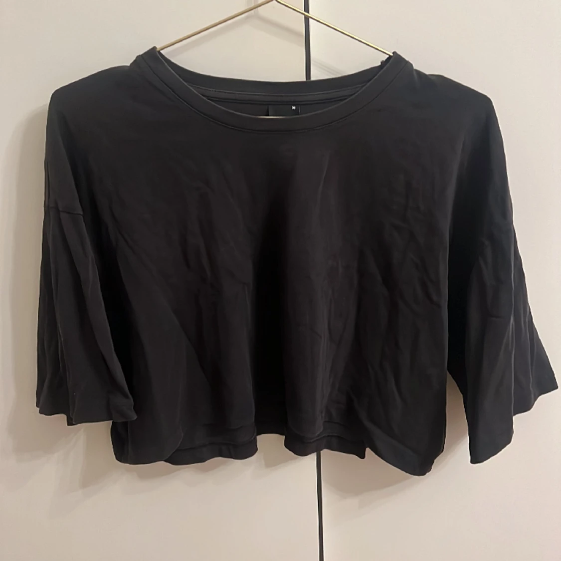 Grå croppad t-shirt 