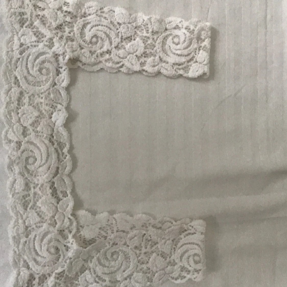 Vitt Linne med rosor  - 91