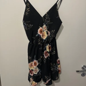 Bodysuit  - Säljer denna bodysuit som är som ett par ”shorts” nedtill men som fortfarande ser ut som en klänning i helhet. Sjukt snygg på 💗