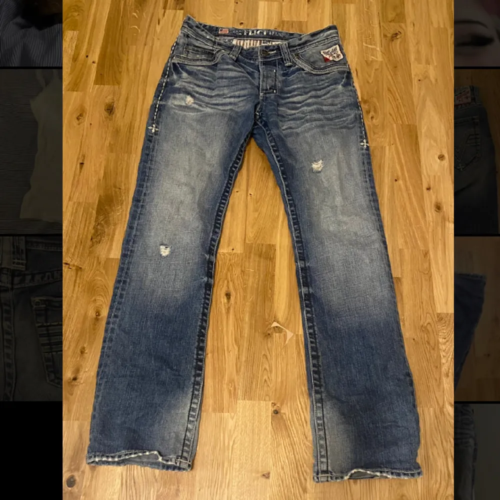 Affliction jeans i bra skick, säljer för behöver pengar. Sjukt snygga detaljer, storlek L/Xl?. Midjemått: 88cm innerbensmått: 87,5cm Benöppning: 22cm. Jag är 157cm men dom är för långa. Ända defekt är slitningen längst ned vid benet.. Jeans & Byxor.