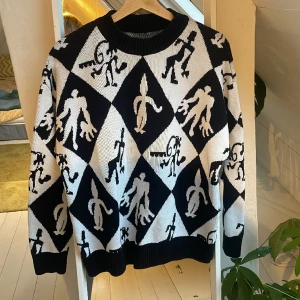 Polar Skate co Emile Knit - Stickad bomullsweater som är i väldigt bra skick nästa aldrig använd. Den är lite baggy men väldigt bra passform. Nypris 1800kr. (Bilderna blev lite konstiga pga ljuset, skriv om ni vill ha fler)
