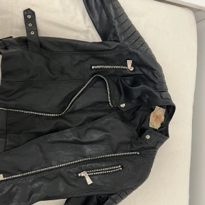 Skinn jackor (100 kronor) - Skinn jackor från chelsea storlek 40 och 38. Säljes för 100 kronor. Storlek 40 har ett litet hål vid armen, men den syns inte mycket 