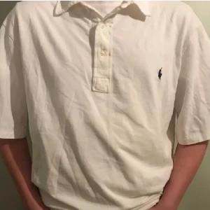 Vit Ralph lauren piké  - Säljer min vita Ralph lauren piké i ett lite tunnare mesh tyg. Inga fläckar eller hål. 