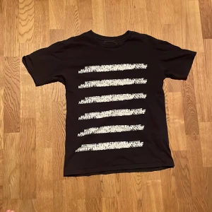 Number nine T-shirt - Number nine t-shirt köpt på plick. Tyvärr är necktagen bort tvättad men annars i väldigt bra skick. Washtagen är däremot synlig. Inga stora cracks på printen och overall i väldigt bra skick