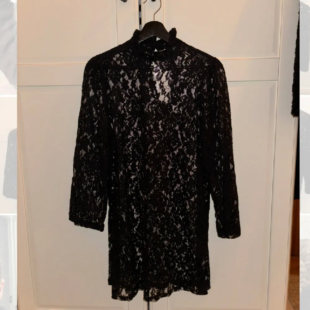 Säljer denna otroliga klänning från BYIC. Det är en svart spetsklänning som är supersnygg att ha med en svart eller beige underklänning under. Den är endast provad och har prislappen kvar. Säljer den pga beställde två storlekar. Nypris 699kr. . Klänningar.