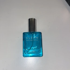 Parfym - En Clean parfym. Aldrig använd, tyckte inte om lukten. Köpt för 525 kr. Men pris kan diskuteras.