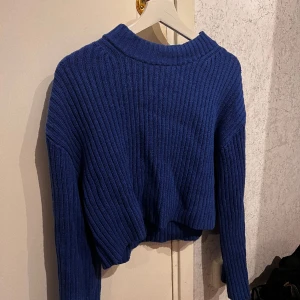 Blå stickad tröja - En blå stickad tröja från hm. 