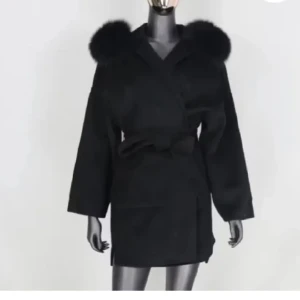 Kappa med päls, vinterjacka  - Säljer denna fina kappa i päls, nypris 3000kr! Mitt pris 1400kr! Jackan är i superfint skick ser inga defekter själv ❣️tryck gärna på köp nu❣️ena knappen har ramlat av vid pälsen men går att fixa ❣️