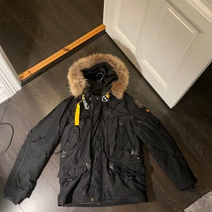 Parajumpers Right Hand Masterpiece Jacka - Parajumpers Right Hand Masterpiece Jacka i väldigt fint skick! Fick den av en släkting i julklapp för något år sedan och har nu vuxit ur den. Kan lösa fler bilder vid intresse  Nypris: 12 000kr Storlek: Medium 