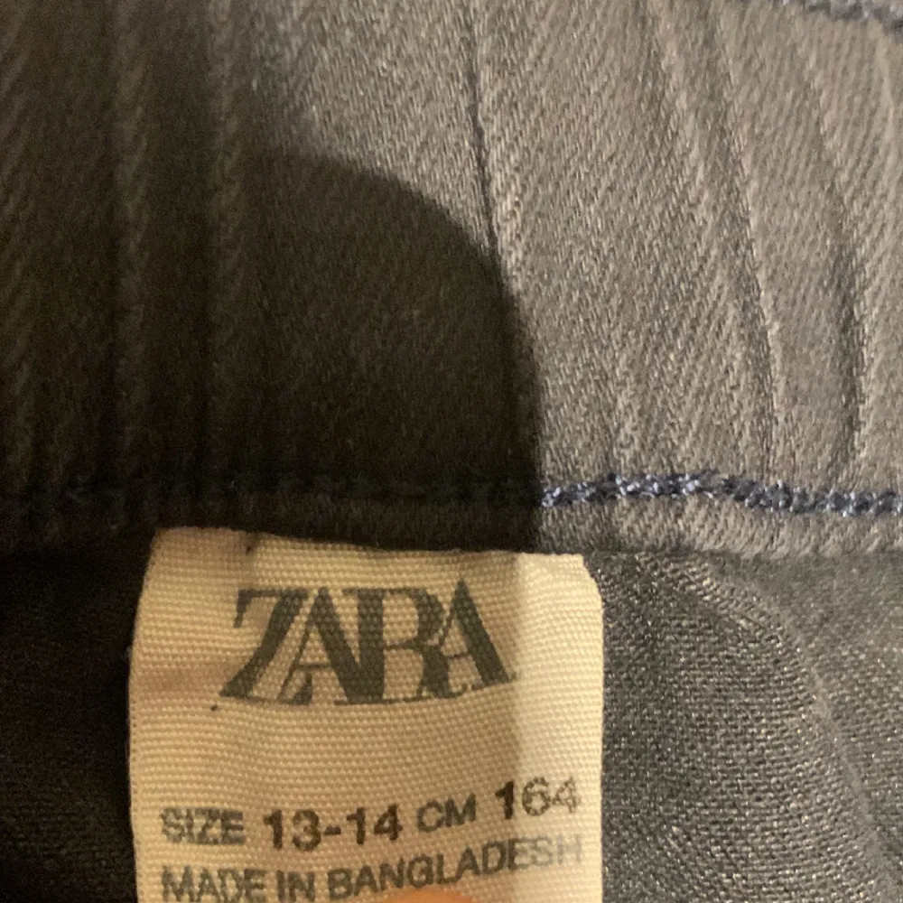 Säljer dessa mörkblåa cargo pants från Zara i storlek 164/13-14y. De är använda några fåtal gånger och kommer tyvärr inte till användning längre.. Jeans & Byxor.