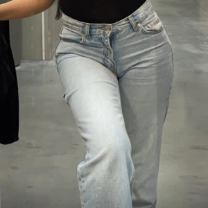 Low waist jeans - Säljer mina low waist jeans från Gina då jag växt ur de. Byxorna har använts ett fåtal gånger. Byxorna är i bra skick och är helt felfria