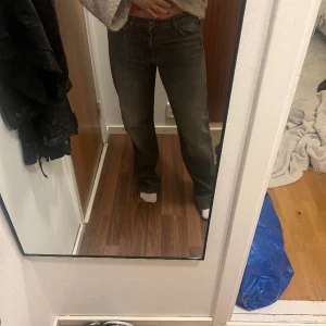 Gråa zarajeans - Lågmidjade gråa jeans från zara. Aldrig använda. Jag är 162cm, finns mycket marginal kvar på längden:) köparen står för frakten