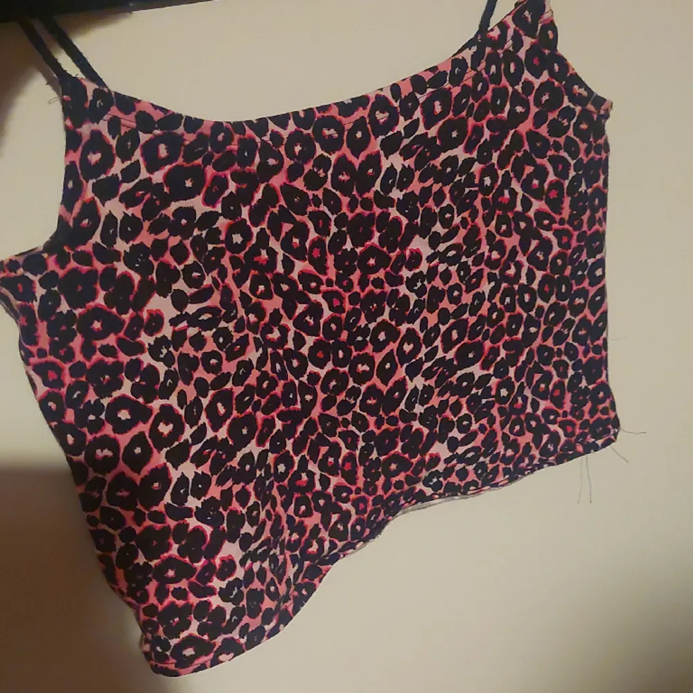Cropped linne med rosa cheetah print. Toppar.
