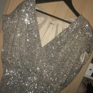 Valerie - Valerie klänning köpt på Modo gallerian i Stockholm använd 1 gång pris kan diskuteras vid snabb affär 