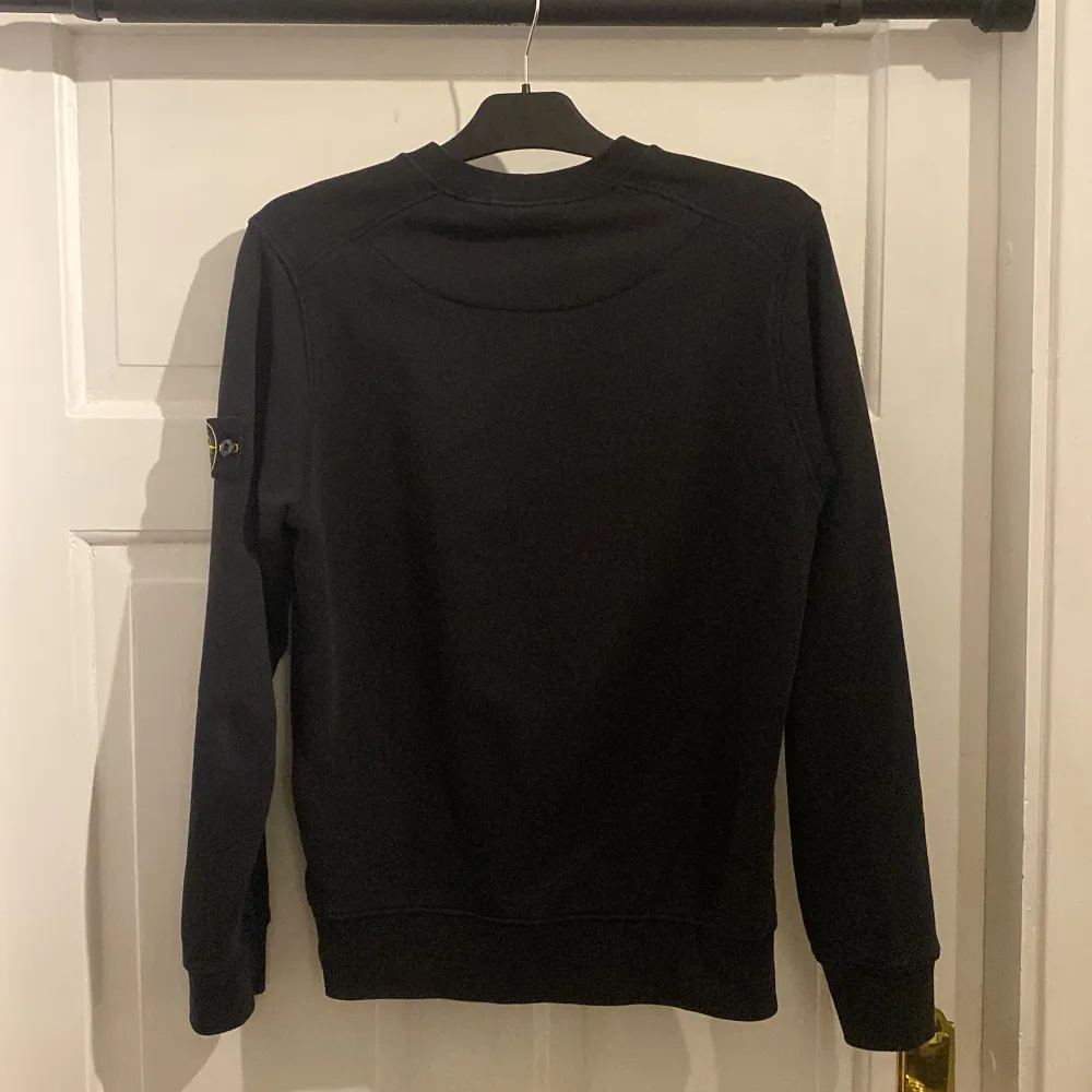 Nästan helt oanvänd stone island sweatshirt  Skick 9/10 det är en 1:1 men man kan inte se någon skillnad överhuvudtaget Om man vill så kan man få med en helt ny Badge också. Hoodies.