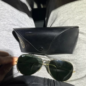 Ray-ban Original - Nån smårepa som bara syns i vissa ljus. ”Pilotstil” 