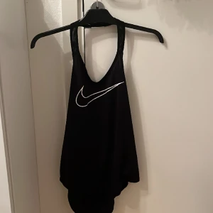 Nike träningslinne - Jättefint nike träningslinne med öppen rygg! Säljer då den inte kommer till användning. Skriv för bilder på💞