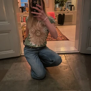 LÅGMIDJADE JEANS🫶🏻 - Intressekoll på dessa jeans🔥Lågmidjade (!!) och baggy! PASSA PÅ!💓 NYPRIS: 600kr!! Lite slitningar nere vid fötterna 😻