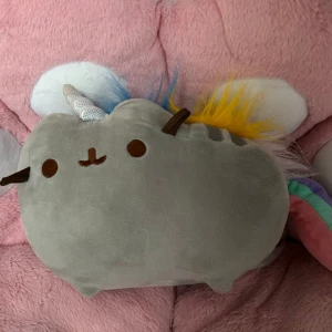 Pusheen gosedjur  - Pusheen enhörnings gosedjur, bra skick. Använd köp nu, garanterad snabb postning 