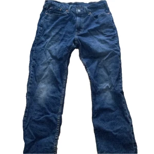 Levis jeans - Levis jeans 32/32 lite trasiga längst ner kom privat för bilder. Annars är de inget fel på dom som ja vet om.