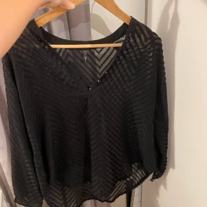 Svart blus - Svart blus i genomskinligt mönstrat tyg, mer som en s/m i storleken
