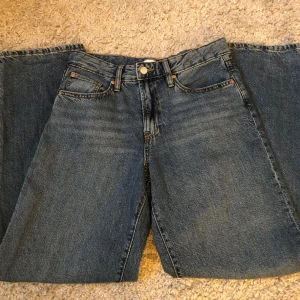 Baggy jeans - Säljer dessa helt oanvända jeansen!  Baggy/loose fit i modelen och är lågmidjade. Säljer då de inte kommer till användning. Skriv privat vid frågor eller för fler bilder❤️
