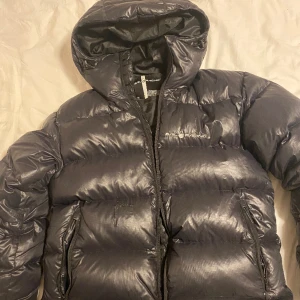 Sailracing Jacka - Säljer denna vinterjackan, sail racing. Jackan är stor och passar medium. Är 183 och den passar perfekt. Ett genom sytt hål framför jackan (bild 3) men det märks inte av så mycket!