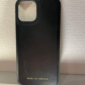 Säljer ett svart mobilskal från ideal of Sweden som passar till en iPhone 12, då jag ska byta mobil. Köptes för 349kr som nytt, endast användt få tall gånger. 