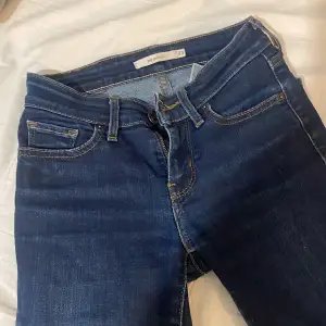 Säljer dessa skit snygga jeans för att dem är för små. Bra skick och är köpta härifrån. Köparen står för frakten. Priset kan diskuteras. 💗 Jag vet inte vad jag ska sätta priset på än men vi får se.