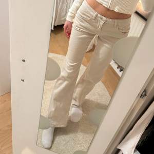 Säljer dessa beiga low waist jeans från H&M. Använda fåtal gånger så skicket är väldigt bra. 
