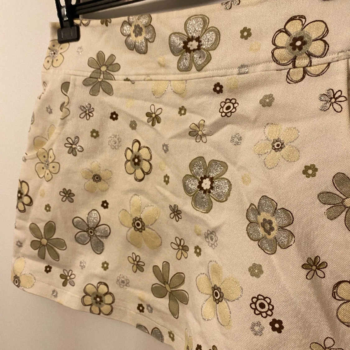 Vit kjol med blommor - 90