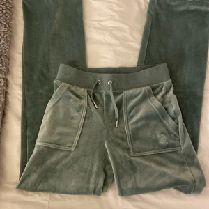 Juicy byxor - Jättefina Juicy Couture byxor! Köpta förra vintern på Nelly men knappt använda❤️ De är uppsydda så att de passar någon runt 160cm men de kan man sprätta upp om man vill