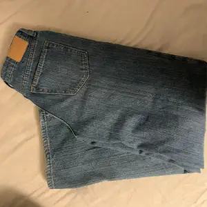 Ett är jeans från weekday med struktur i tyget, sällan använda ❣️
