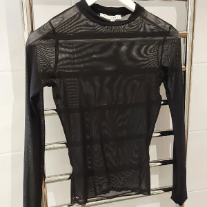 Mesh topp - Svart mesh topp från NLY trend. Strl S