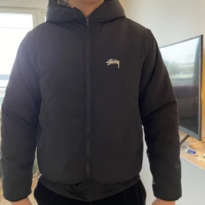 Stüssy reversible jacket - Riktigt snygg Stüssyjacka i bra skick. Använd max 5 gånger. Säljer den eftersom den är lite för kort för mig. Inköpt på Paul & Friends förra året för 2 195:- (kvitto finns). Unna dig själv eller någon annan en riktigt fin julklapp!