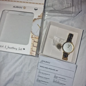 Klocka - Super fin, helt ny och oanvänd klocka. Säljs då jag köpte en annan och denna ej kommer till användning. Fullt fungerande, har också batteri i sej🥰  Armbandet som tillhör är försvunnen så säljer bara klockan. 