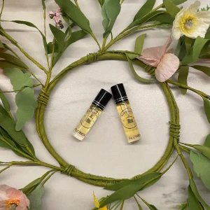 Parfymoljor - Flower Scent” - Inspirerad av “Viktor & Rolf Flowerbomb”, erbjuder en imponerande mångsidig dofter. Den är enastående, förtrollande och svår att slita sig ifrån.  For her. 6ml=89kr 10ml=129kr